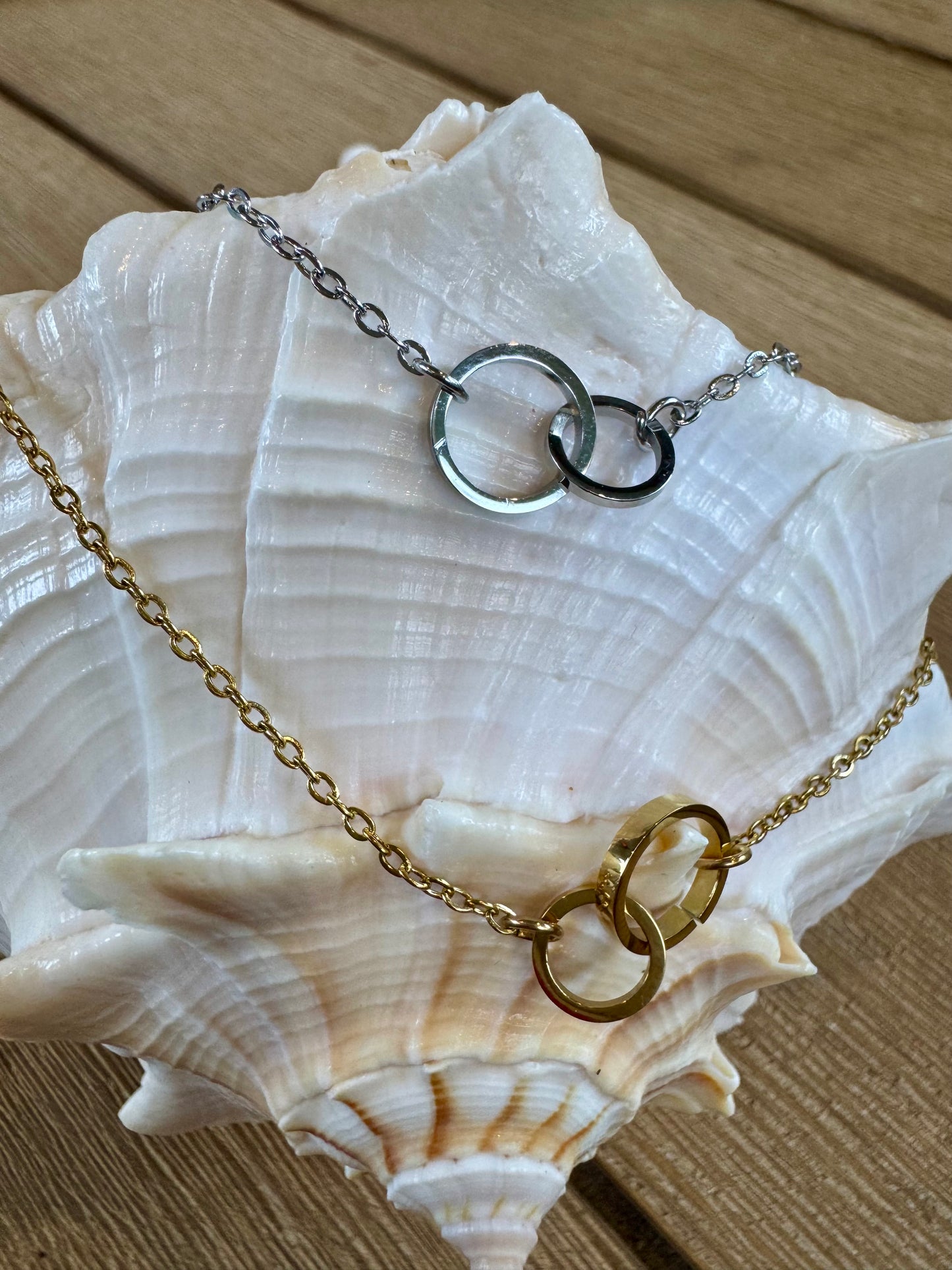 Interlocking rings necklace