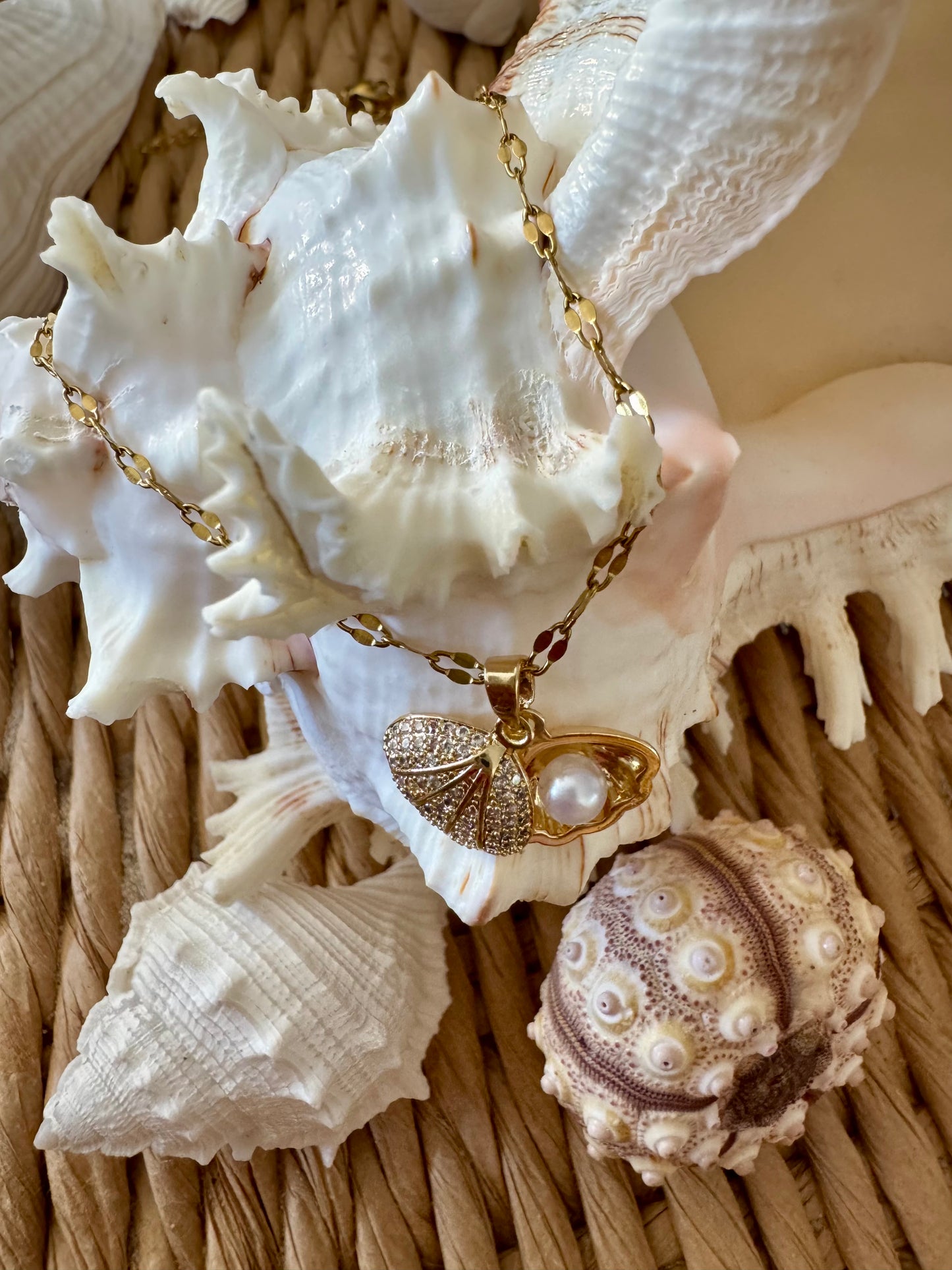 Seashell with Pearl Pendant Necklace